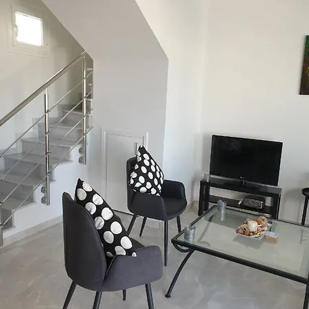 Ikaria Village Maisonette 12 아파트